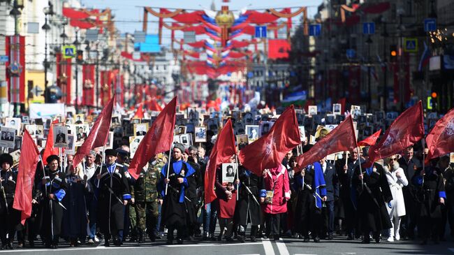 Участники акции Бессмертный полк в Санкт-Петербурге