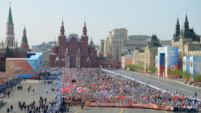 Участники акции Бессмертный полк на Красной площади в Москве