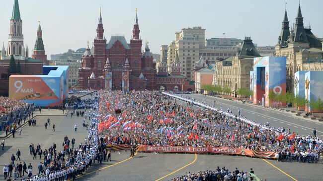 Участники акции Бессмертный полк на Красной площади в Москве