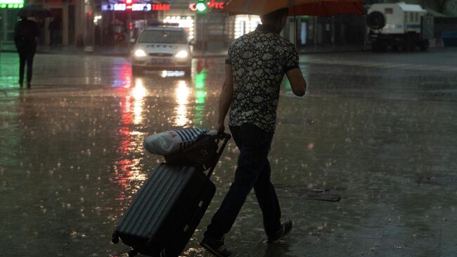 Прохожий во время дождя на одной из улиц в Москве