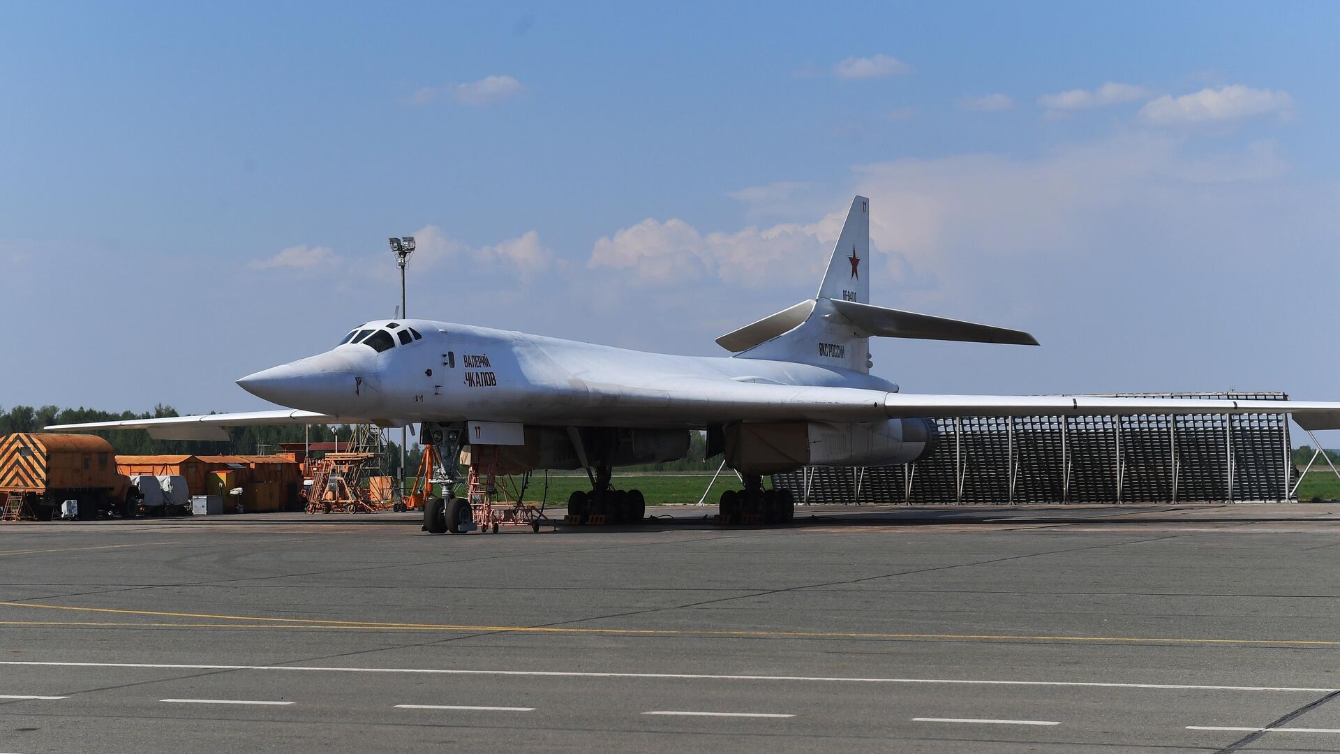 Бомбардировщик Ту-160 на площадке осмотра авиационной техники. Архивное фото - РИА Новости, 1920, 17.01.2023