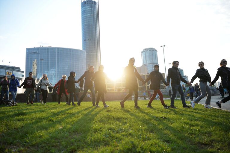 Участники протестной акции против строительства храма Святой Екатерины у театра драмы в Екатеринбурге