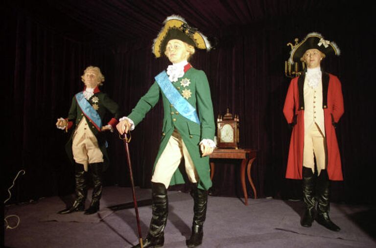 Император Павел I (в центре), генерал-губернатор Пален (справа) и генералиссимус Александр Васильевич Суворов. Музей восковых фигур в Петродворце. Император Павел I (в центре), генерал-губернатор Пален (справа) и генералиссимус Александр Васильевич Суворов. Музей восковых фигур в Петродворце.