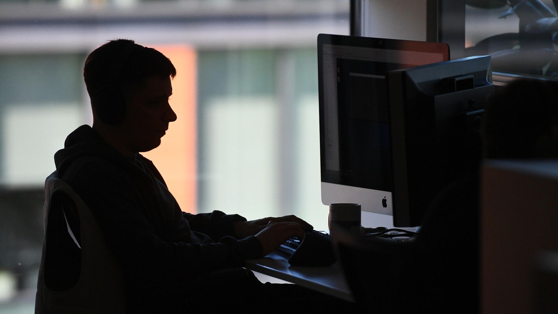 Сотрудник в офисе - РИА Новости, 1920, 04.03.2026