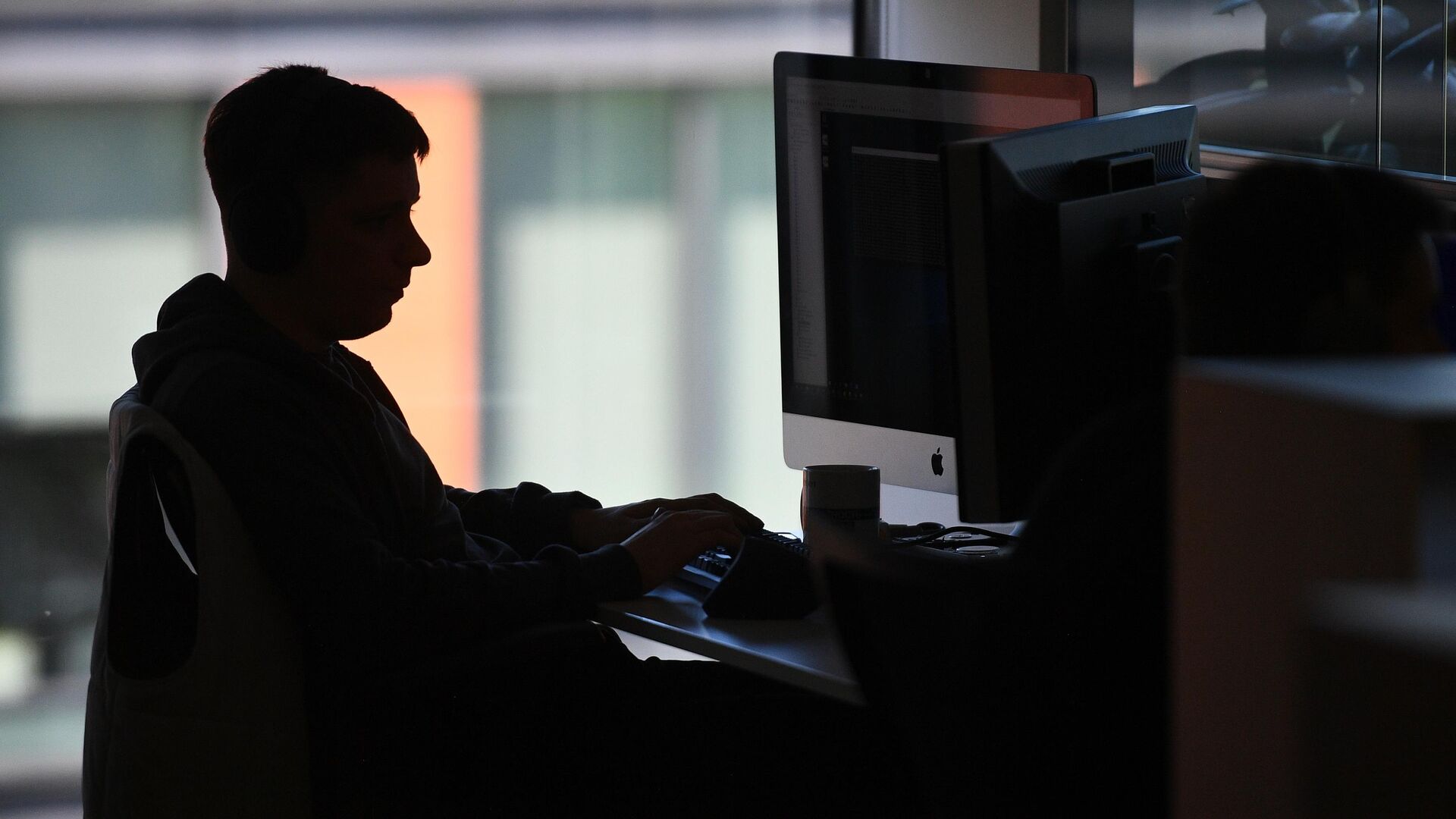 Сотрудник в офисе - РИА Новости, 1920, 23.07.2025