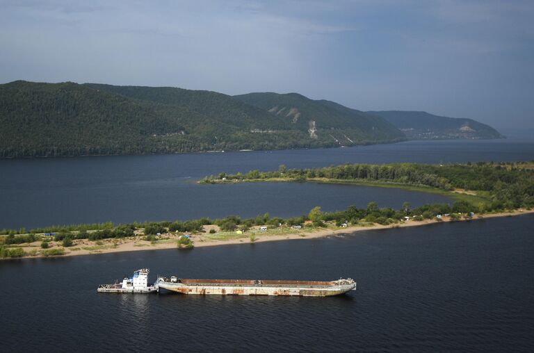 Вид с борта вертолета на реку Волгу