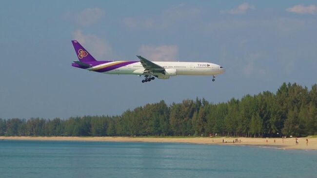 Boeing 777-200 Thai Airways заходит на посадку в аэропорт острова Пхукет