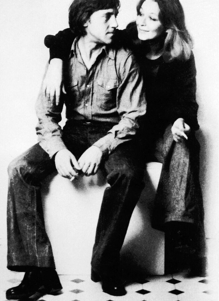 Владимир Высоцкий с женой Мариной Влади во время съемки в фотостудии Валерия Плотнкова в Москве. 14 ноября 1975