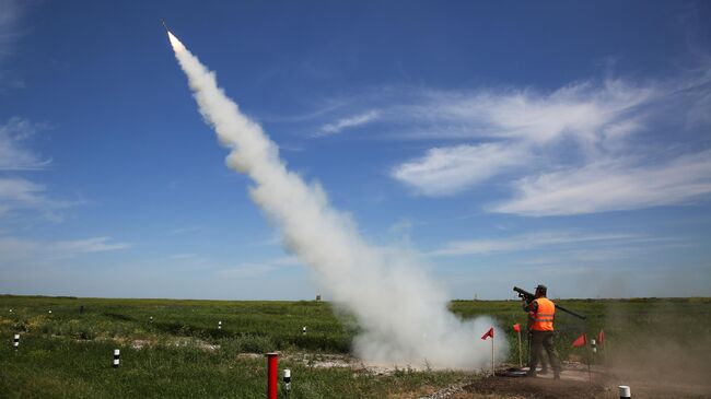 Военнослужащие во время стрельб из переносного зенитного ракетного комплекса Игла на всеармейском конкурсе Чистое небо на полигоне Ейский Учебного центра войсковой противовоздушной обороны