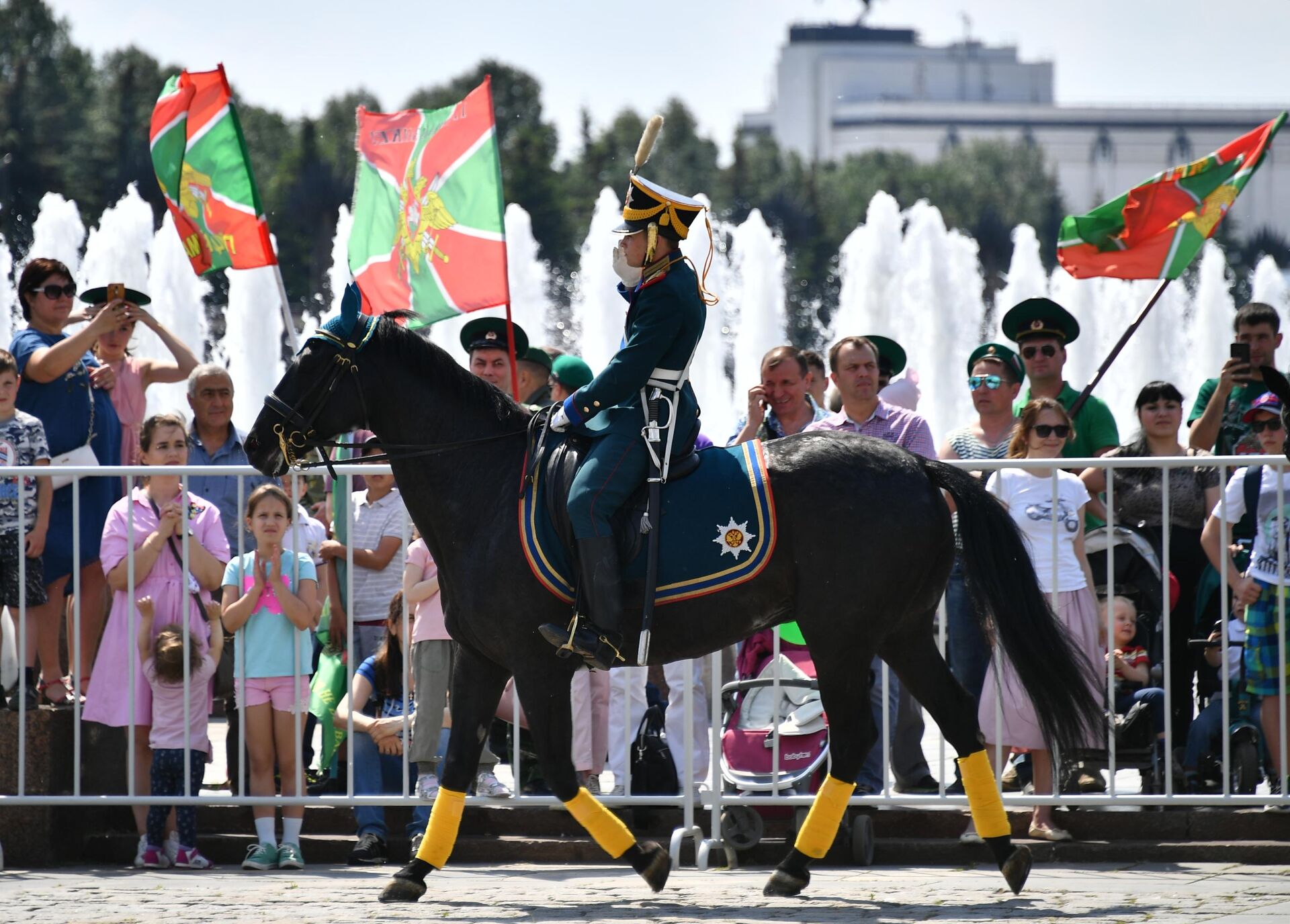 Зрители смотрят показательные выступления Кавалерийского почетного эскорта Президентского полка ФСО России во время празднования Дня Пограничных войск на Поклонной горе в Москве - РИА Новости, 1920, 29.04.2022