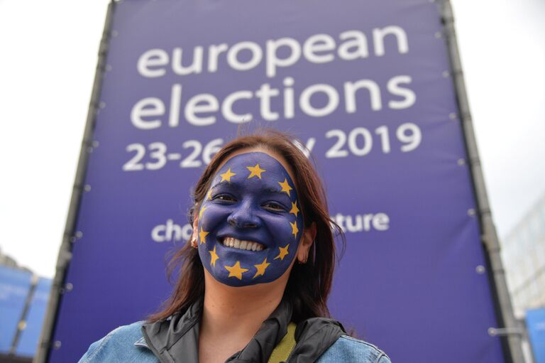 Девушка возле штаб-квартиры Европарламента в Брюсселе