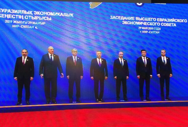 Совместное фотографирование глав делегаций государств - участников Высшего Евразийского экономического совета и глав приглашенных государств во Дворце независимости в Нур-Султане. 29 мая 2019 года