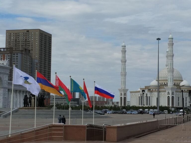 Флаги стран-участниц ЕАЭС на фоне мечети Хазрет Султан в Нур-Султане, где прошло заседание Высшего Евразийского экономического совета