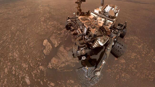  Марсоход Curiosity сделал сэлфи на фоне залежей глины