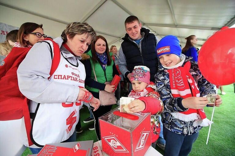Средства в Фонд жертвуют не только представители ФК Спартак-Москва, но и болельщики красно-белых.