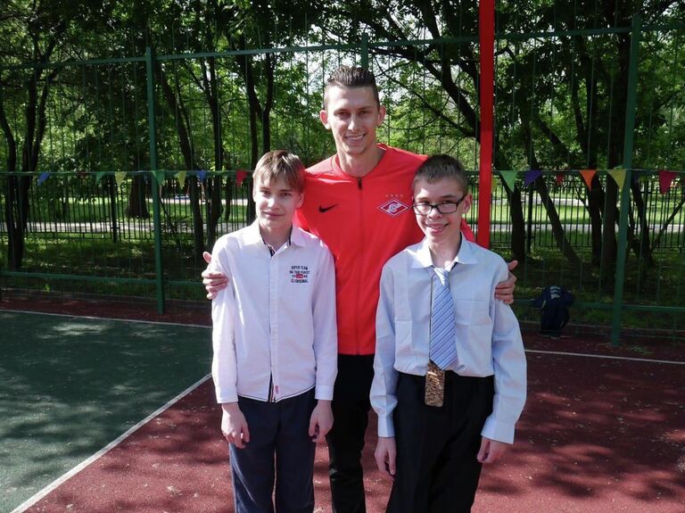 Вместе с футболистами ФК Спартак-Москва Фонд СПАРТАК-ДЕТЯМ посещает образовательные реабилитационные учреждения, где учатся дети с заболеваниями опорно-двигательного аппарата.