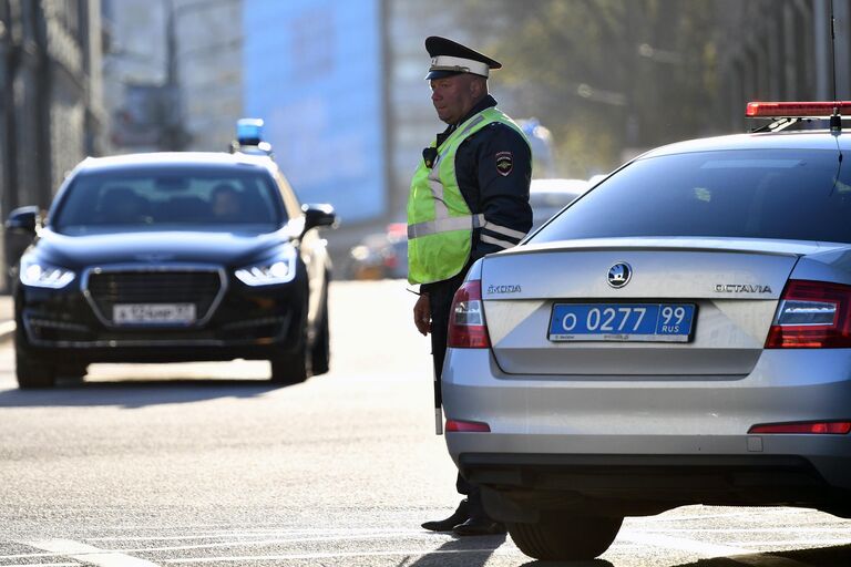 Сотрудник ДПС  на улице Моховой в Москве