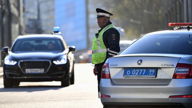 Сотрудник ДПС  на улице Моховой в Москве