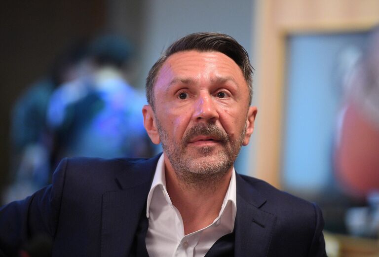 Лидер музыкальной группы Ленинград Сергей Шнуров на заседании Общественного совета при Комитете Госдумы по культуре. 31 мая 2019 Лидер музыкальной группы Ленинград Сергей Шнуров на заседании Общественного совета при Комитете Госдумы по культуре. 31 мая 2019