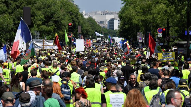 Участники акции протеста жёлтых жилетов в Париже. 1 июня 2019