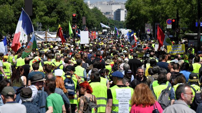 Участники акции протеста жёлтых жилетов в Париже. 1 июня 2019