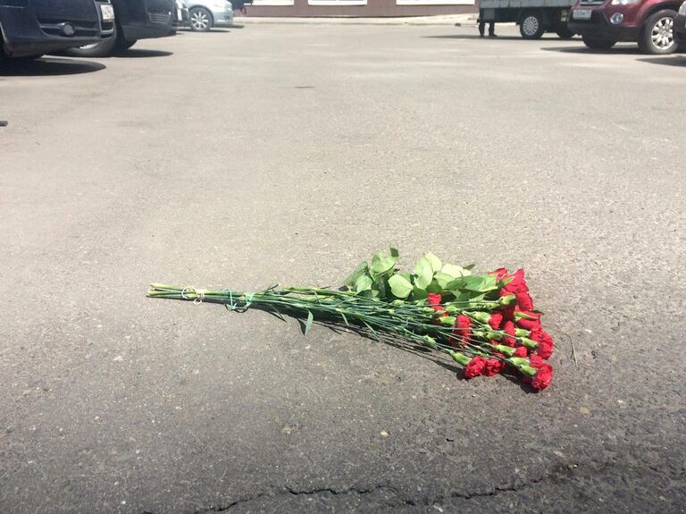 Цветы на месте убийства Никиты Белянкина