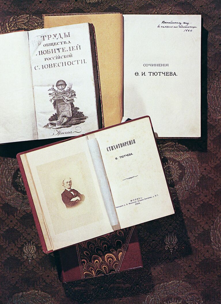 Издания произведений Федора Тютчева разных лет. Из собрания музея-усадьбы Мураново. Издания произведений Федора Тютчева разных лет. Из собрания музея-усадьбы Мураново.
