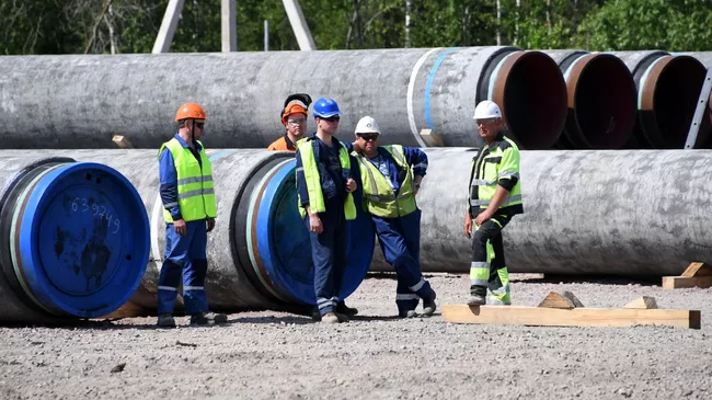 Рабочие на участке строительства газопровода Северный поток-2 в Ленинградской области