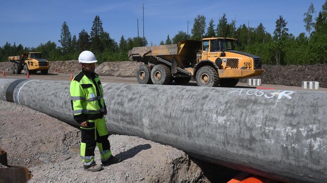 Рабочий на участке строительства газопровода Северный поток-2 в Ленинградской области