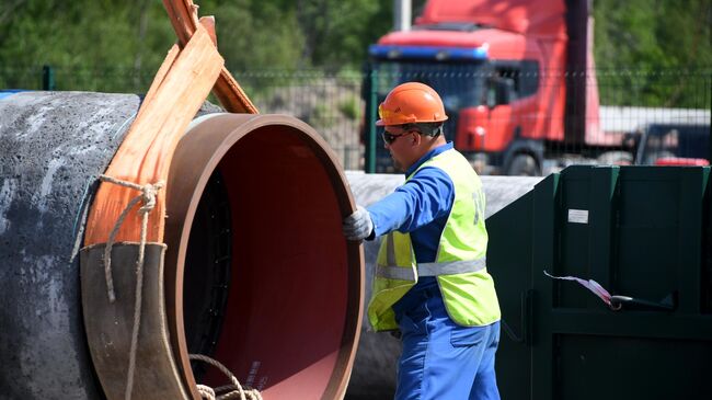 Рабочий на участке строительства газопровода Северный поток-2 в Ленинградской области