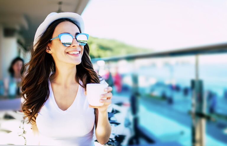 Девушка с чашкой кофе летом Девушка с чашкой кофе летом