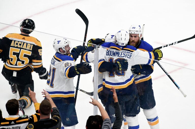 Хоккеисты Сент-Луиса радуются заброшенной шайбе в ворота Бостона