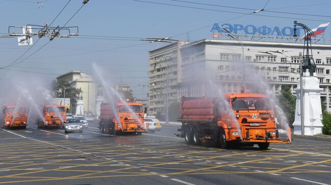 Поливальные машины на Ленинградском проспекте в Москве