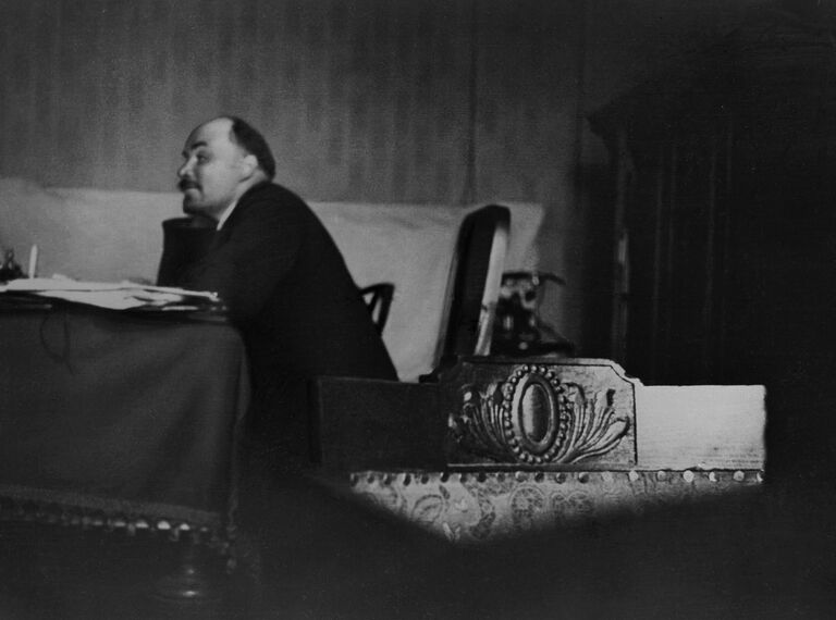 Владимир Ильич Ленин на заседании пленума ЦК РКП(б) в Кремле. Москва, 5 октября 1922 года Владимир Ильич Ленин на заседании пленума ЦК РКП(б) в Кремле. Москва, 5 октября 1922 года