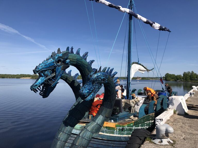 Российская яхту в стиле древнерусской ладьи Змей Горыныч
