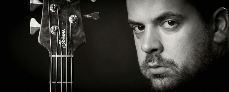 Бас-гитарист Антон Давидянц.