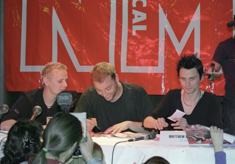 Участники британской рок-группы Muse перед началом концерта, посвященного выходу русской версии журнала New Musical Express.