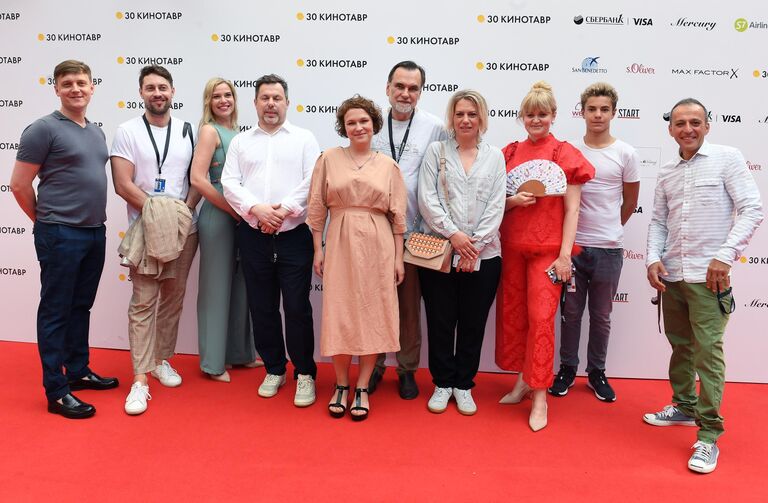 Съемочная группа фильма режиссера Анны Пармас Давай разведемся перед премьерой в рамках 30-го Открытого фестиваля российского кино Кинотавр