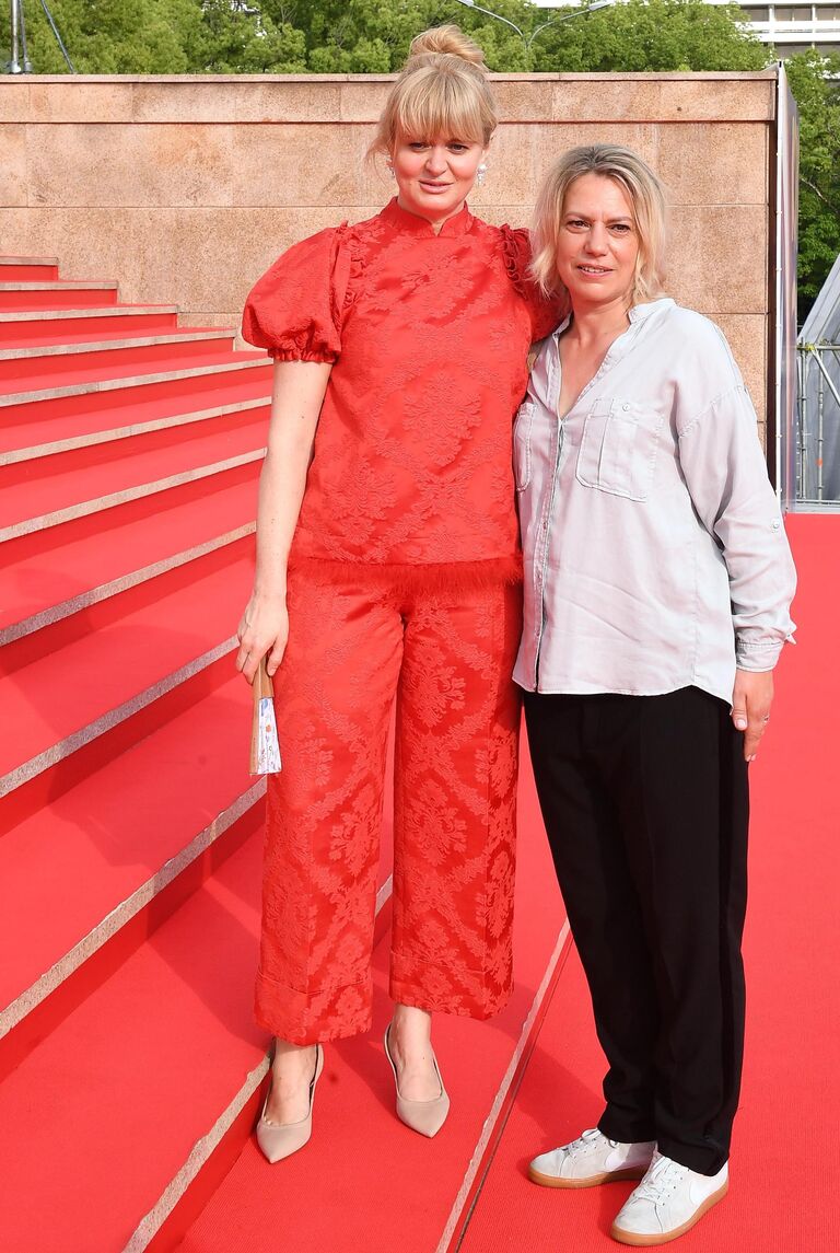 Председатель жюри конкурса Кинотавр. Короткий метр, киноактриса, продюсер и телеведущая Анна Михалкова и режиссер  Анна Пармас (справа) перед премьерой фильма А. Пармас Давай разведемся в рамках 30-го Открытого фестиваля российского кино Кинотавр