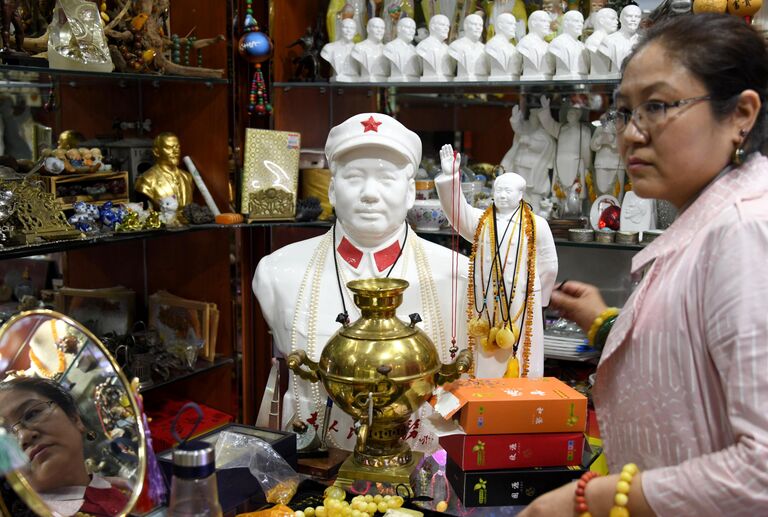 Изделия из янтаря на рынке в городе Хайлар. Китай