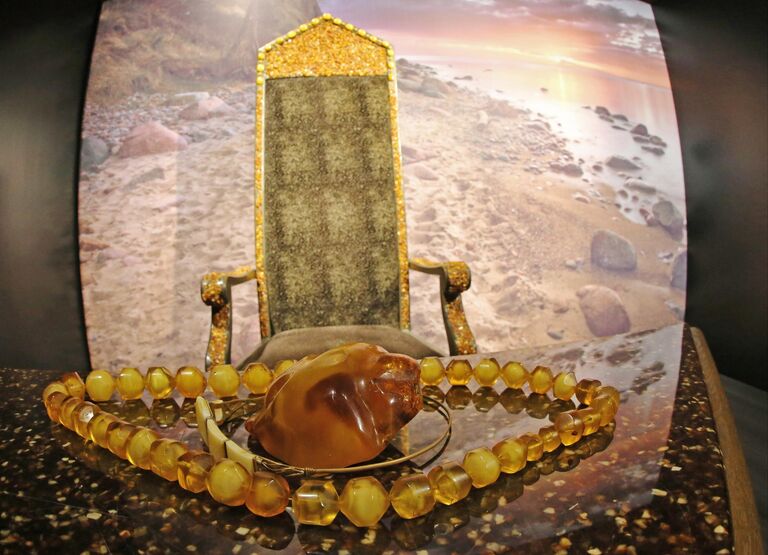 Украшения из янтаря и янтарный трон, представленные на открытии демонстрационного выставочного зала янтарного комбината Янтарная палата, в поселке Янтарный Калининградской области.