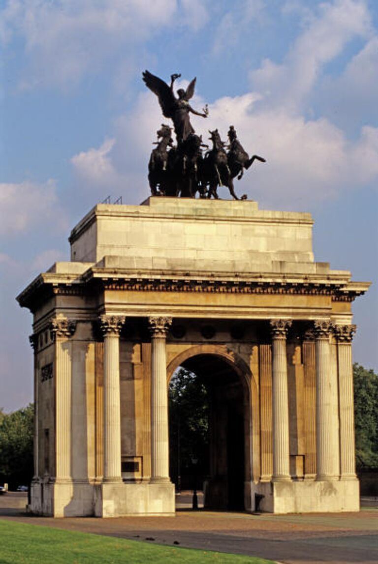 Арка Веллингтона на углу Гайд-Парка - одна из достопримечательностей Лондона. Воздвигнута в 1826 году в честь победы графа Веллингтона в битве под Ватерлоо