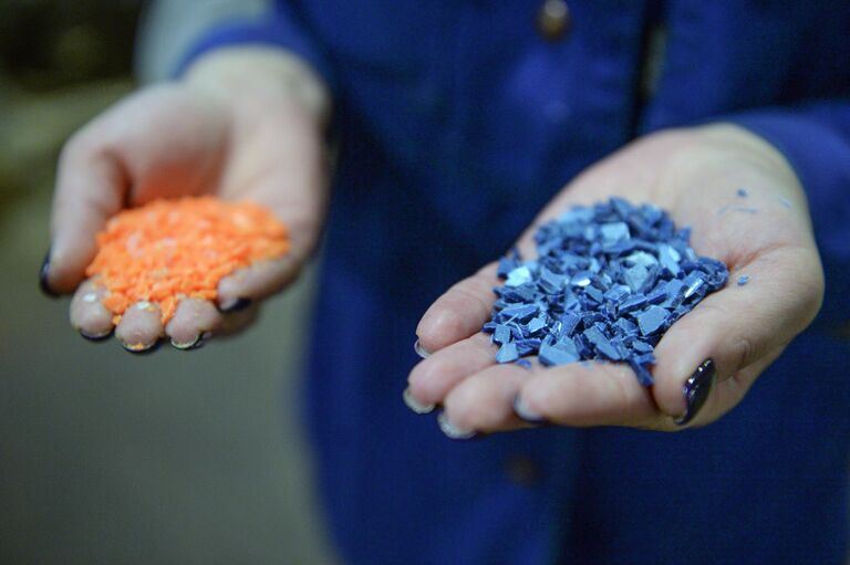 Полимерный гранулят разных цветов в цехе переработки пластмасс на заводе имени Комсомольской правды в Санкт-Петербурге.