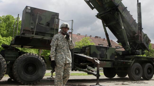 Американский военный рядом с зенитно-ракетным комплексом Patriot. Архивное фото