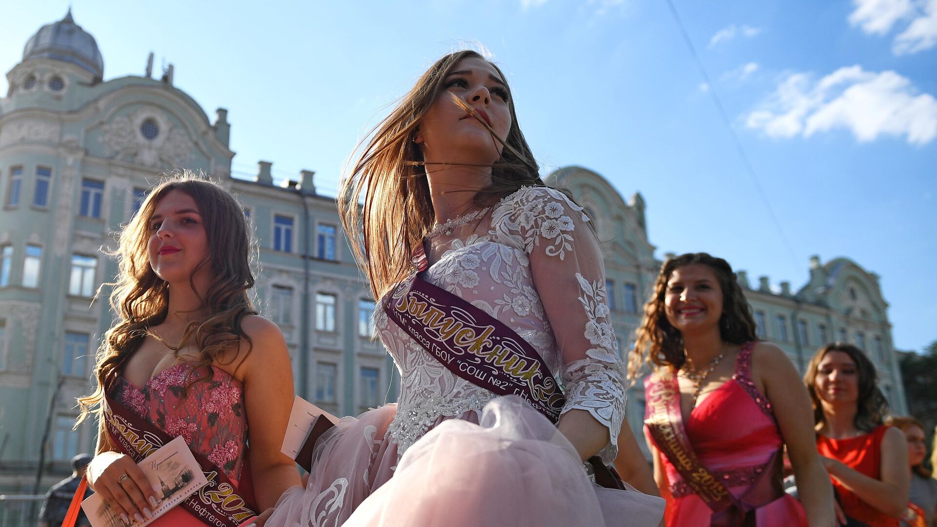 Выпускники российских школ перед началом церемонии вручения IX Всероссийской премии Выпускник-2019 в Государственном Кремлевском дворце в Москве - РИА Новости, 1920, 21.04.2025