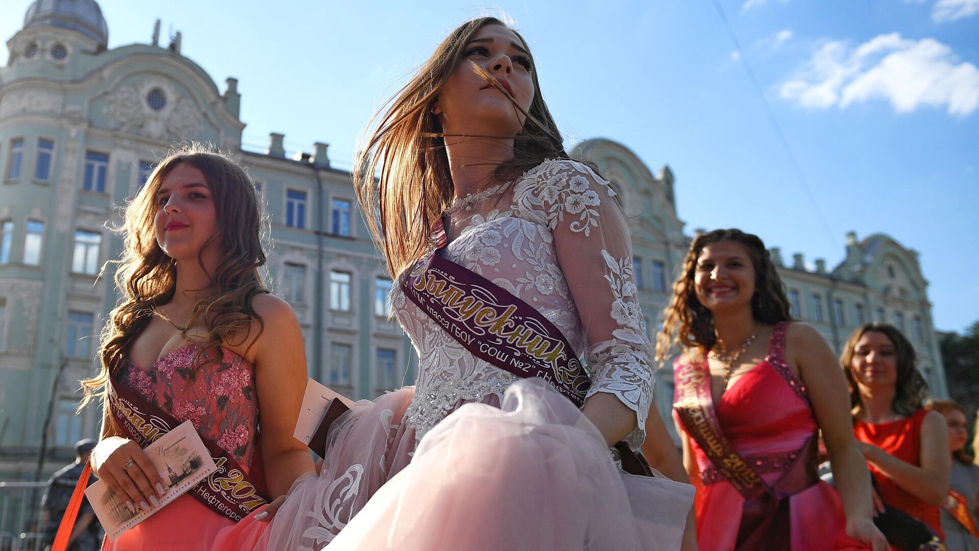 Выпускники российских школ перед началом церемонии вручения IX Всероссийской премии Выпускник-2019 в Государственном Кремлевском дворце в Москве - РИА Новости, 1920, 21.04.2025