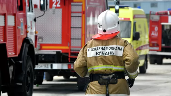 Сотрудник МЧС РФ Кубань во время тушения пожара