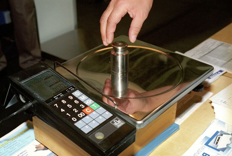 Торговые весы с автономным питанием (ООО Универус). Экспонат международной выставки Эталон-2001. Всероссийский выставочный центр (ВВЦ).