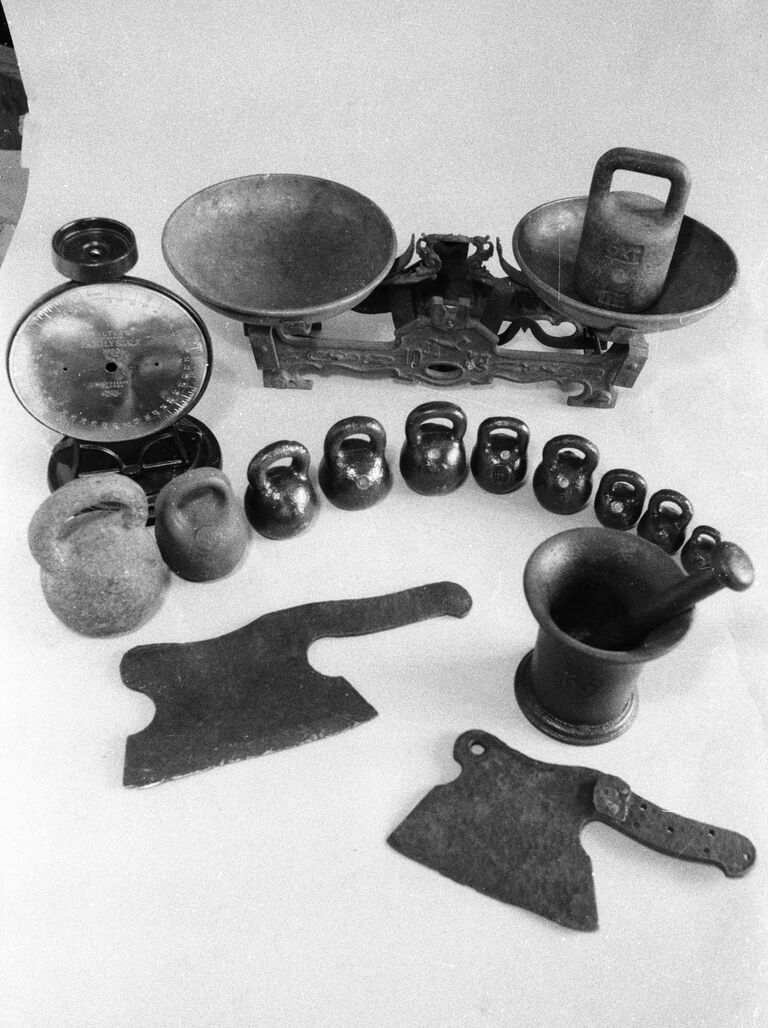 Весы, гири в фунтах, топорики для рубки мяса, латунная ступа из коллекции Виктора Полоухина.