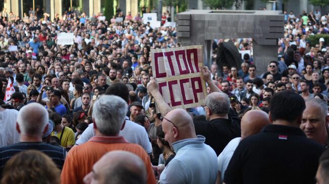 Участники акции протеста у здания парламента Грузии в Тбилиси